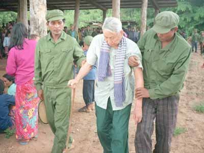 +MAGS OUT+, ONE TIME USE ONLY, NO ARCHIVES, ++ SWEDEN OUT, DAILY MAIL AND SUNDAY TIMES OUT ++ Notorious Khmer Rouge leader Pol Pot is assisted by soldiers as he arrives to attend his trial 25 July during which he was denounced by former comrades at the Khmer Rouge stronghold of Anlong Veng in northern Cambodia. The veteran revolutionary and three of his top commanders were