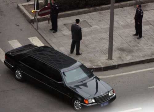 A Mercedes 600 used by North Korean leader Kim Jong-il in China(above).And (below) one in Russia. When Kim Jong Il traveled in Russia aboard his armored train, he moved under police escort to the downtown area in a bullet-proof Mercedes 600 sedan that had traveled aboard the armored train.